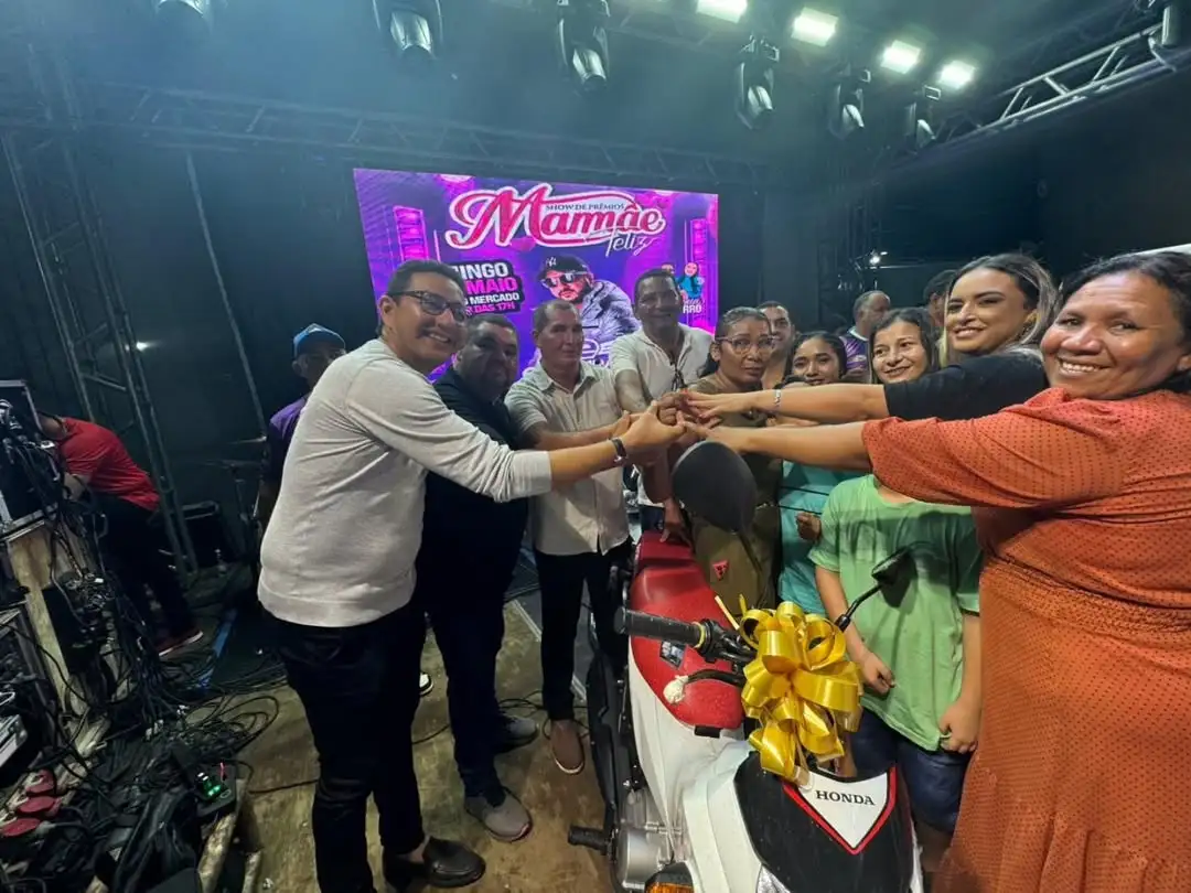 Foto 3 – ✅Vereadores prestigiaram o grande Show de Prêmios Mamãe Feliz em comemoração ao dia das mães